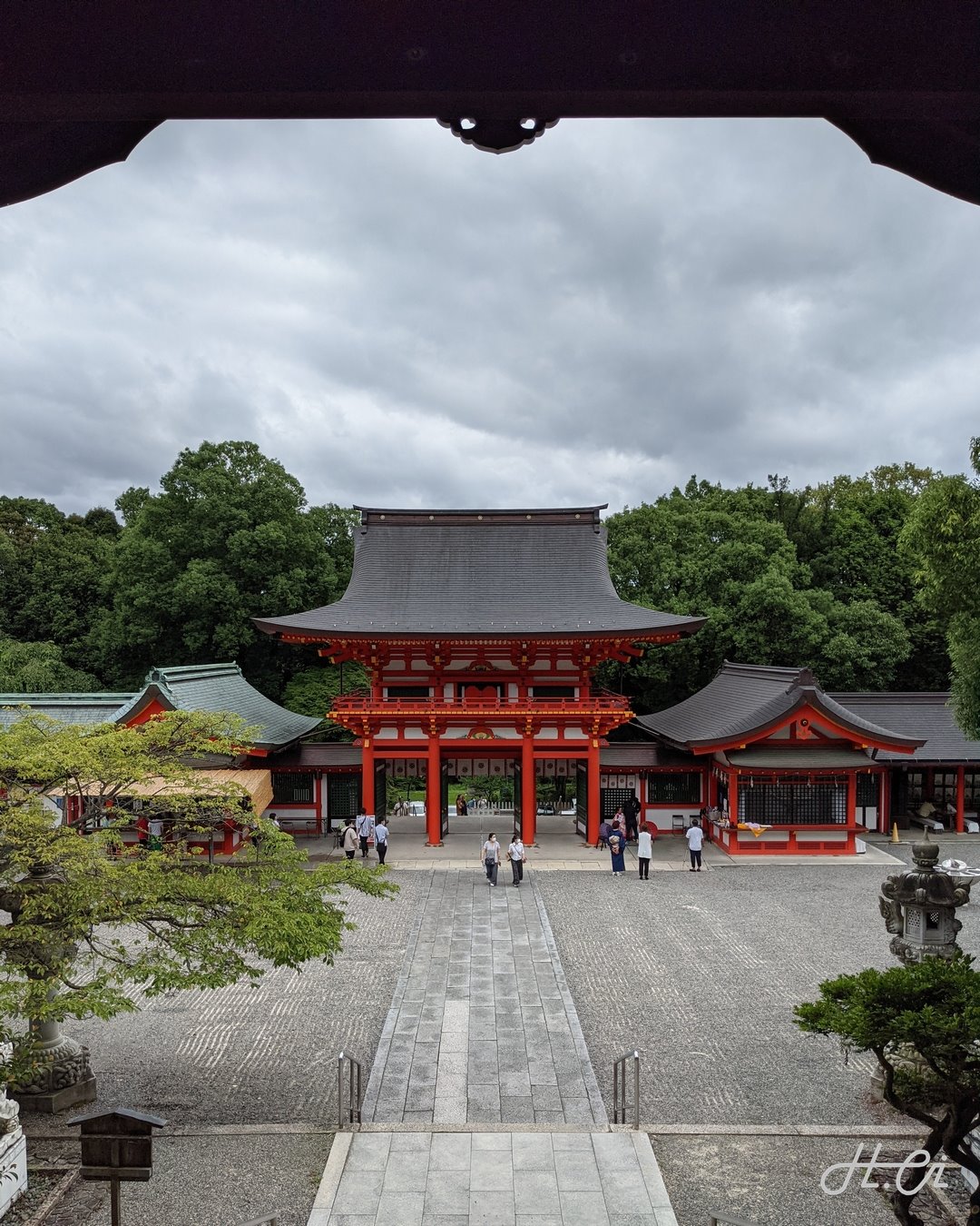 近江神宮の楼門と広場